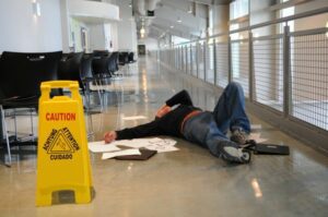 man suffers common injuries from slip & fall accident